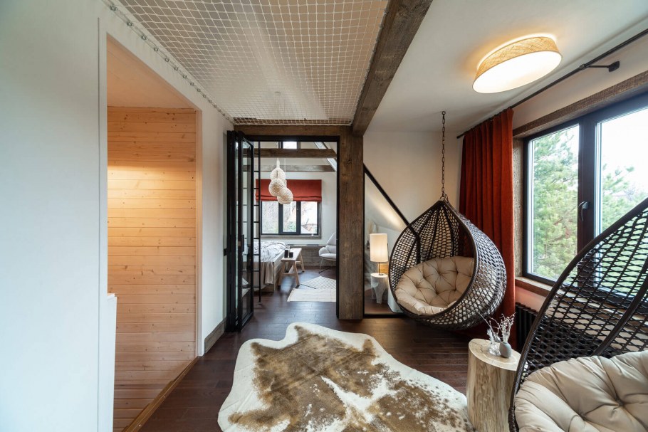 Подвесное кресло на мансарде