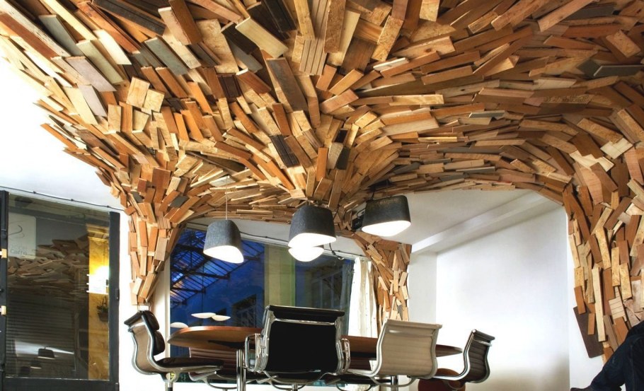 Необычный потолок из дерева