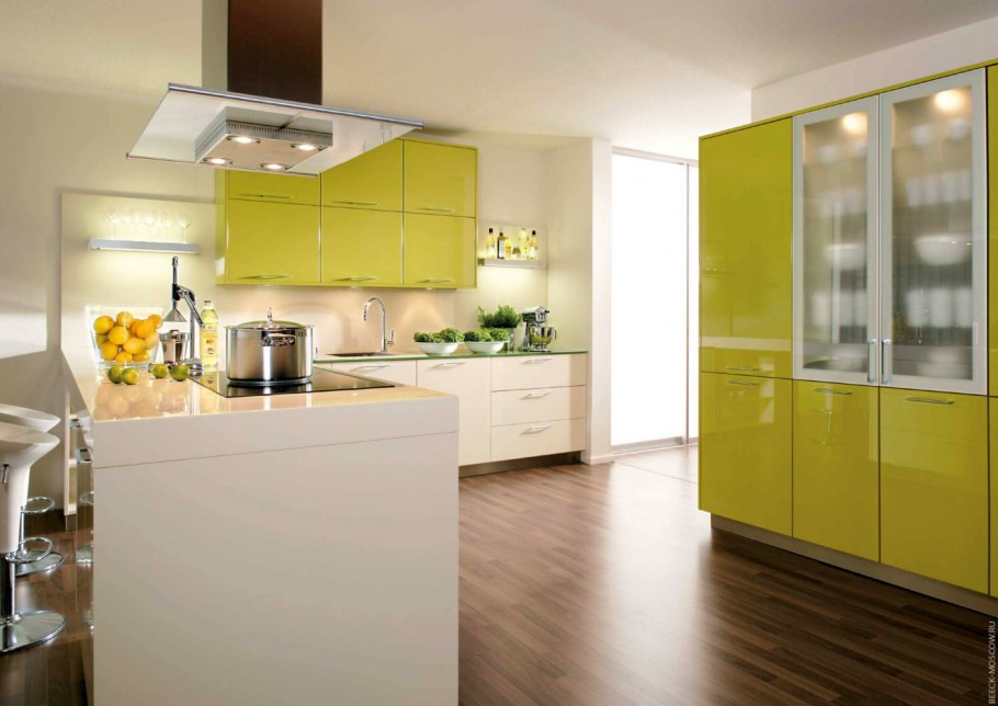 Глянцевая фисташковая кухня в интерьере