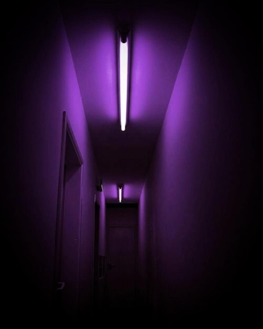 Коридор с неоновой подсветкой