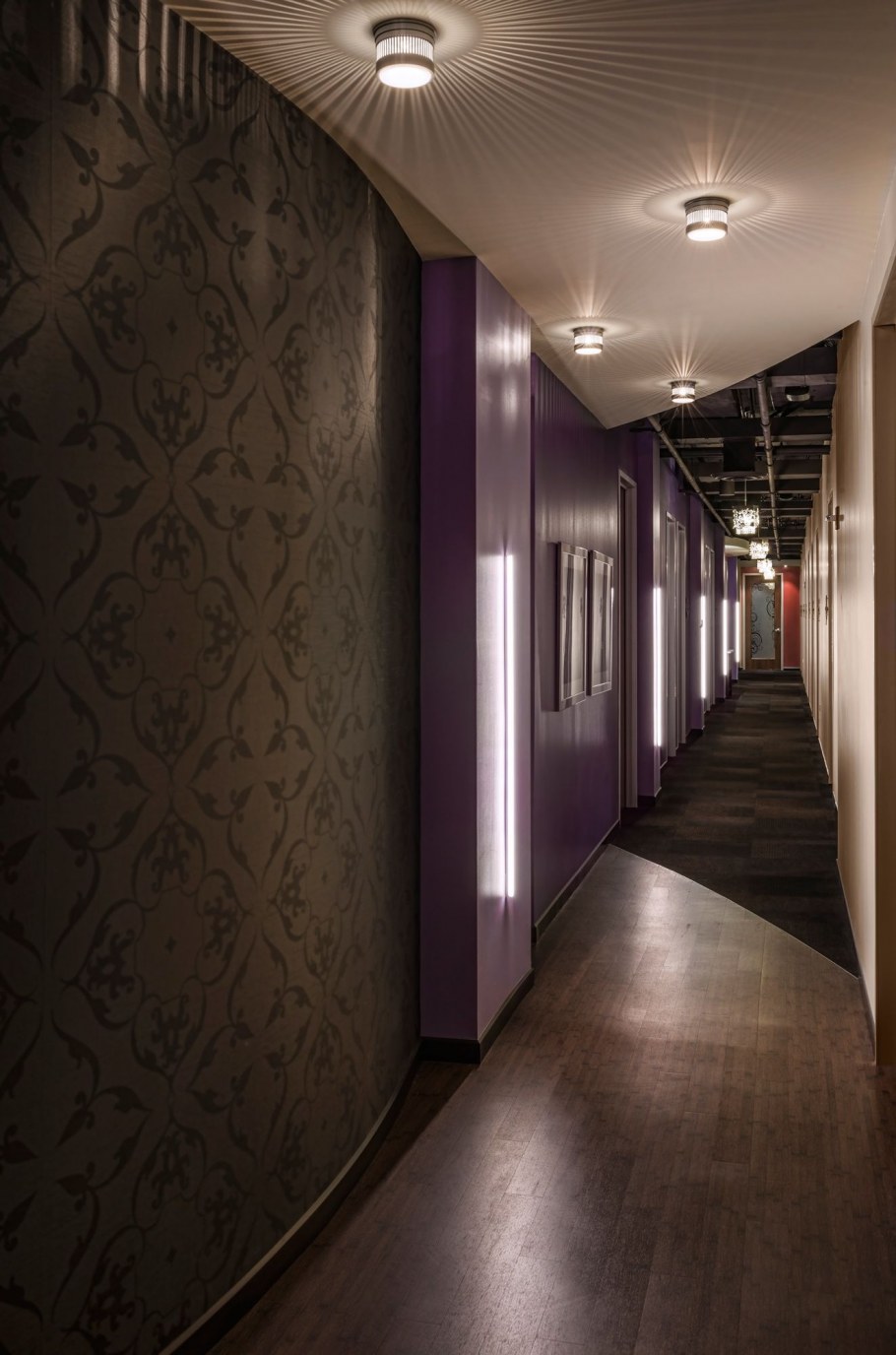 Освещение в длинном коридоре