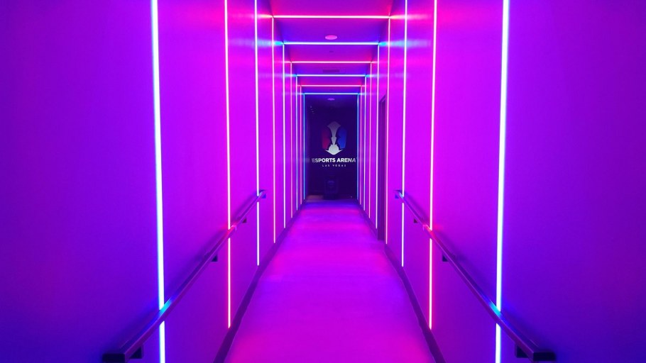 Неоновый коридор