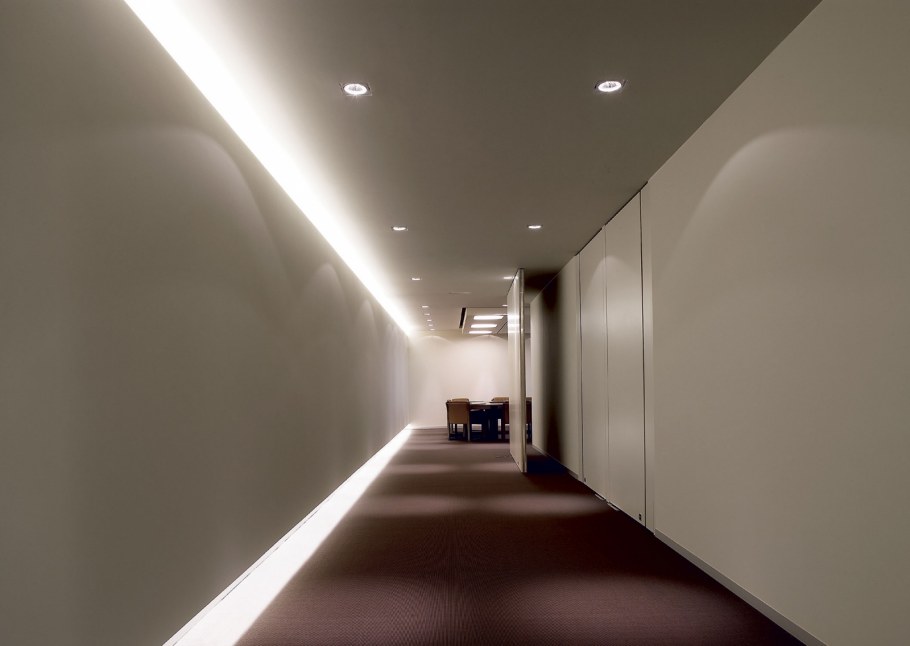 Длинный коридор в стиле хайтек