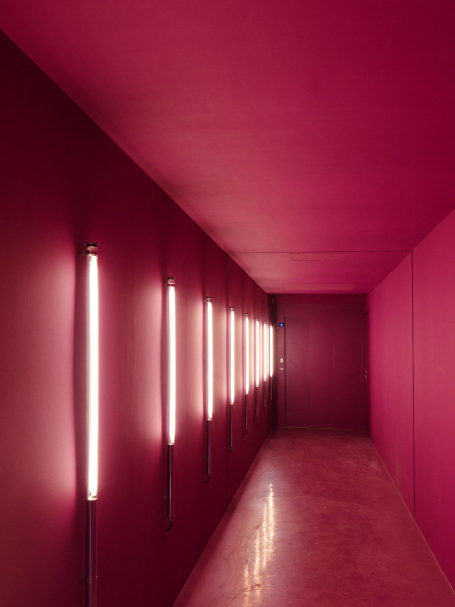 Неоновое помещение