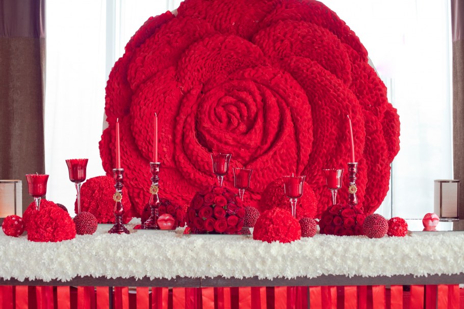 Украшение стола молодоженов в Красном цвете