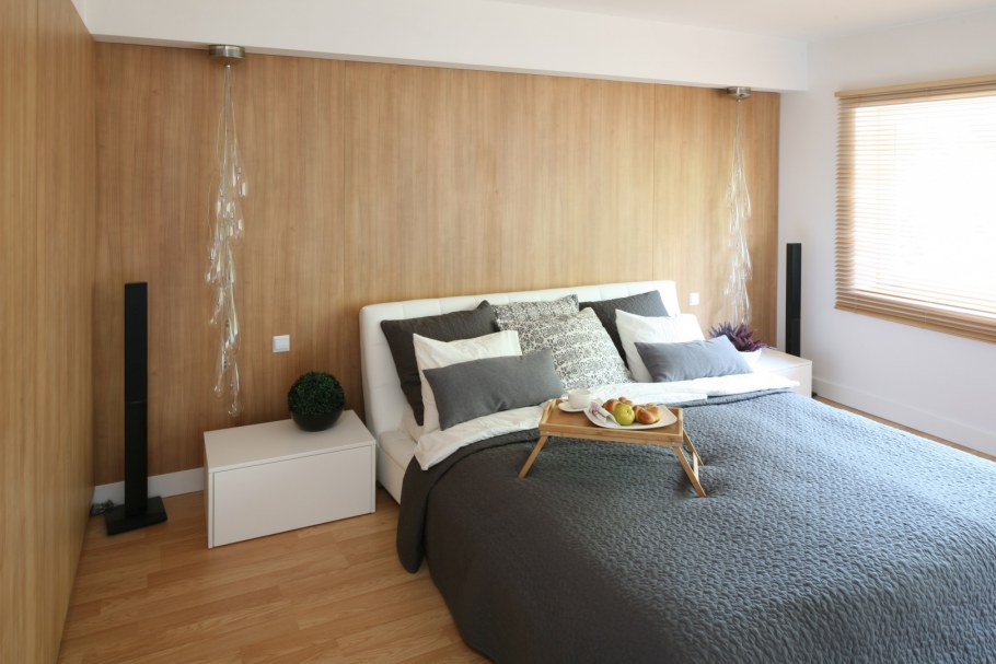 Серая пробка на стену в спальню