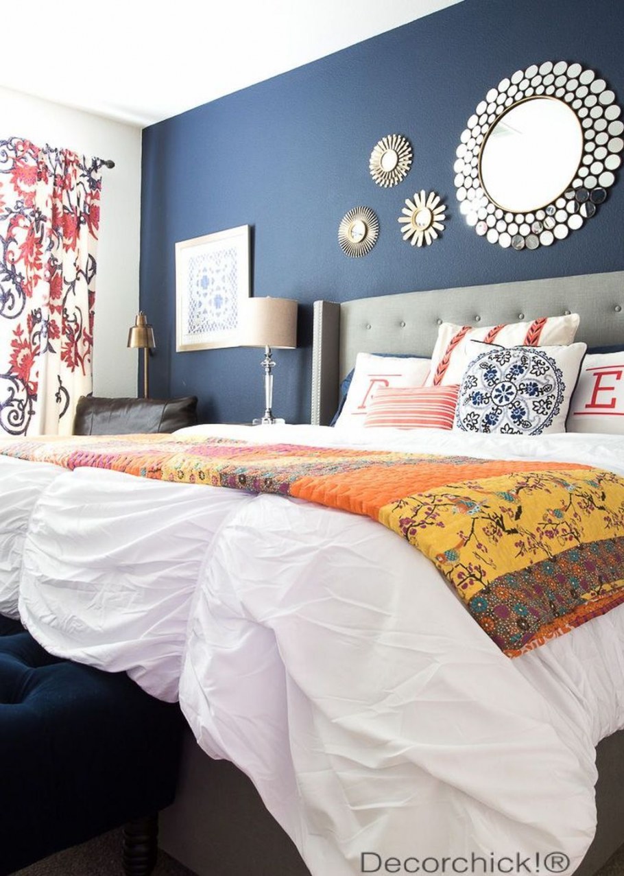 Яркая стена в спальне