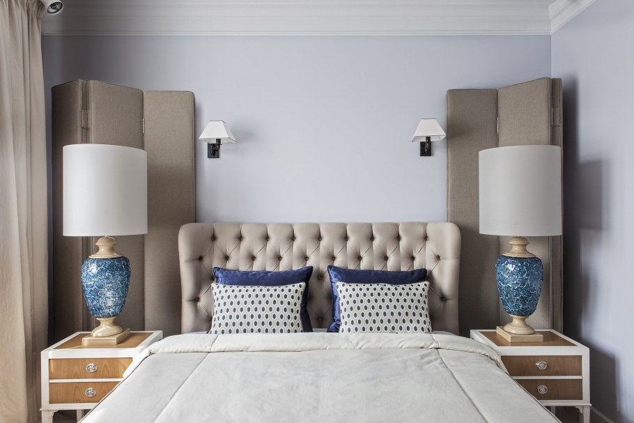 Бежевая спальня с голубыми акцентами