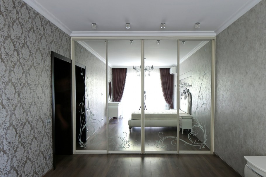 Зеркальный шкаф купе во всю стену