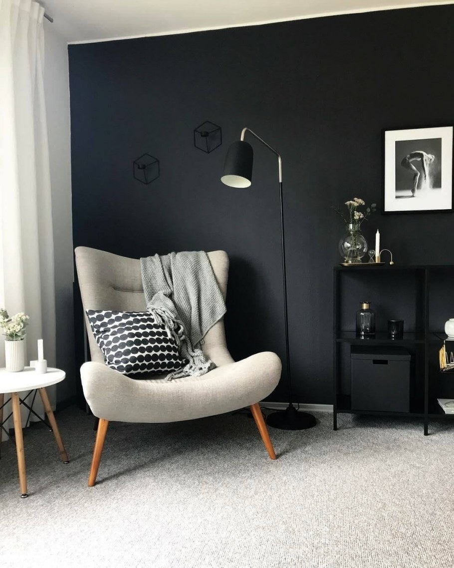 Комната с серыми стенами