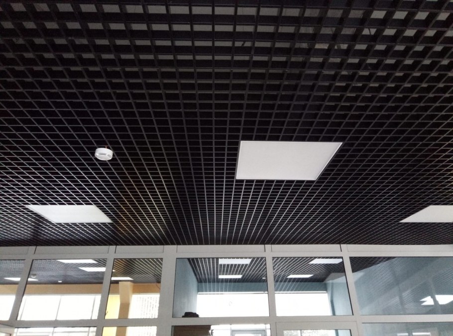 Потолок Грильято в интерьере душевой дома