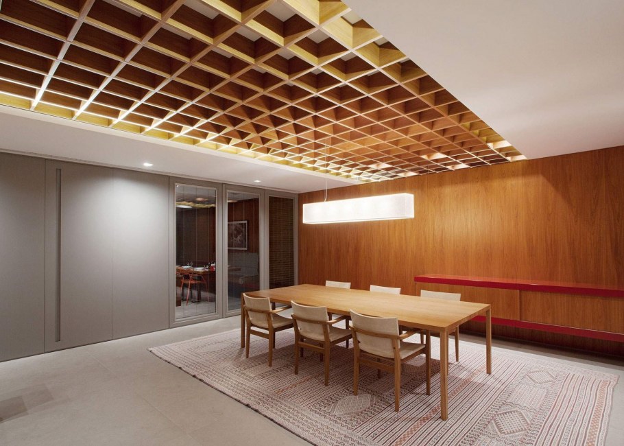 Деревянный решетчатый потолок