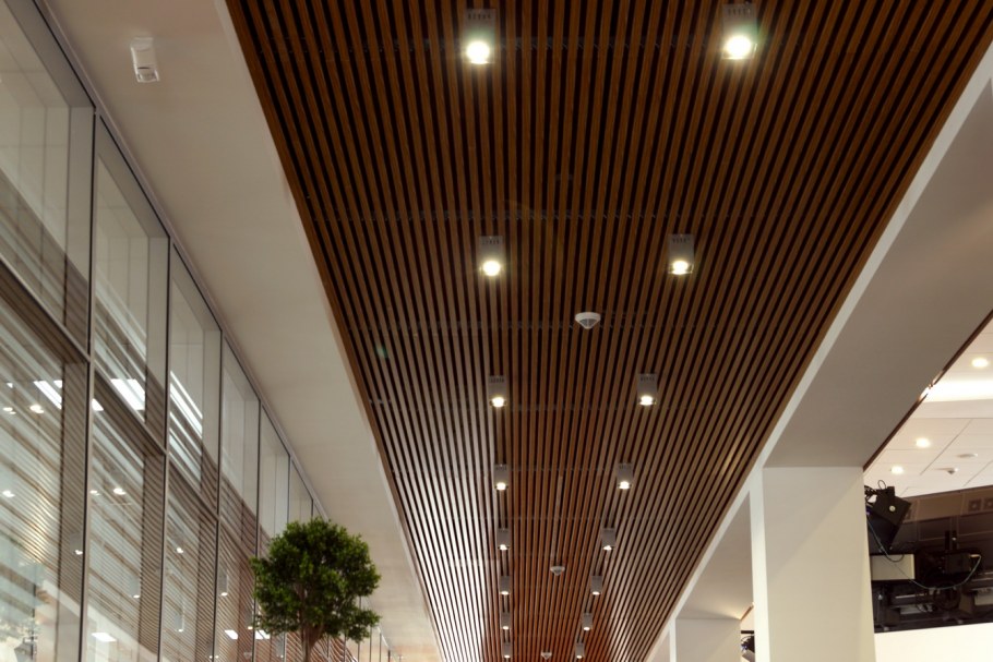Реечные подвесные потолки в ресторане