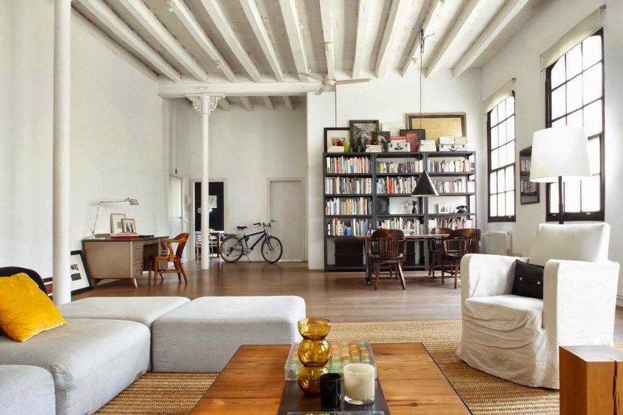 Студия с высокими потолками