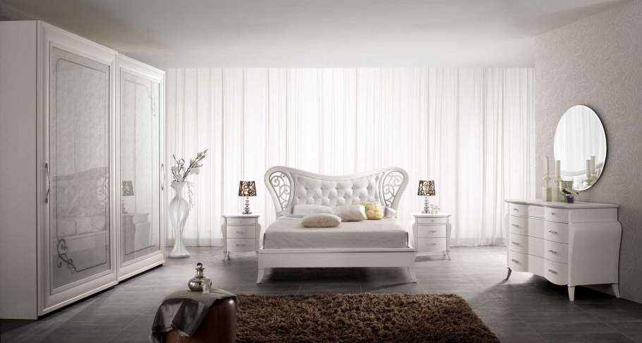 Панно над изголовьем кровати