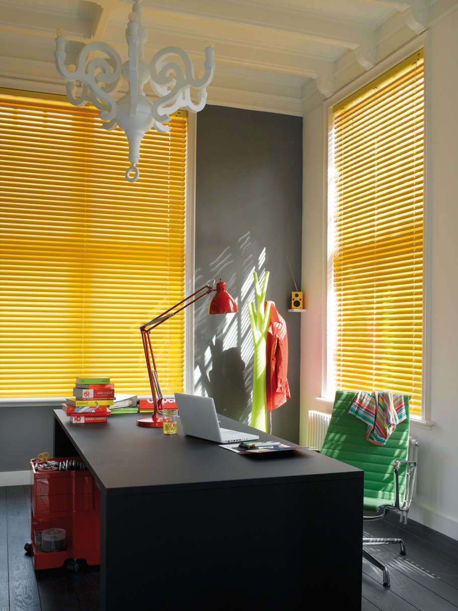Желтые жалюзи в интерьере