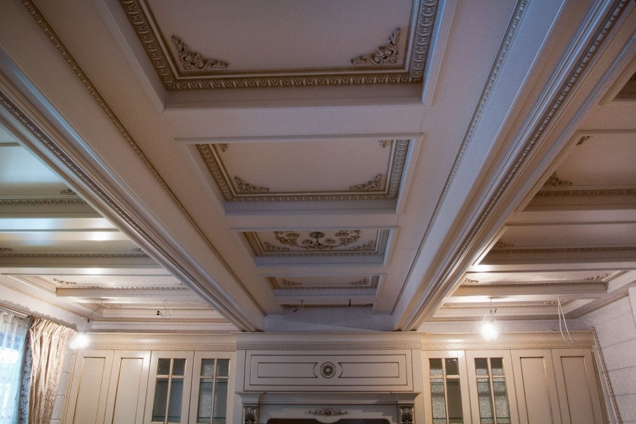 Плинтус потолочный кессонный потолок