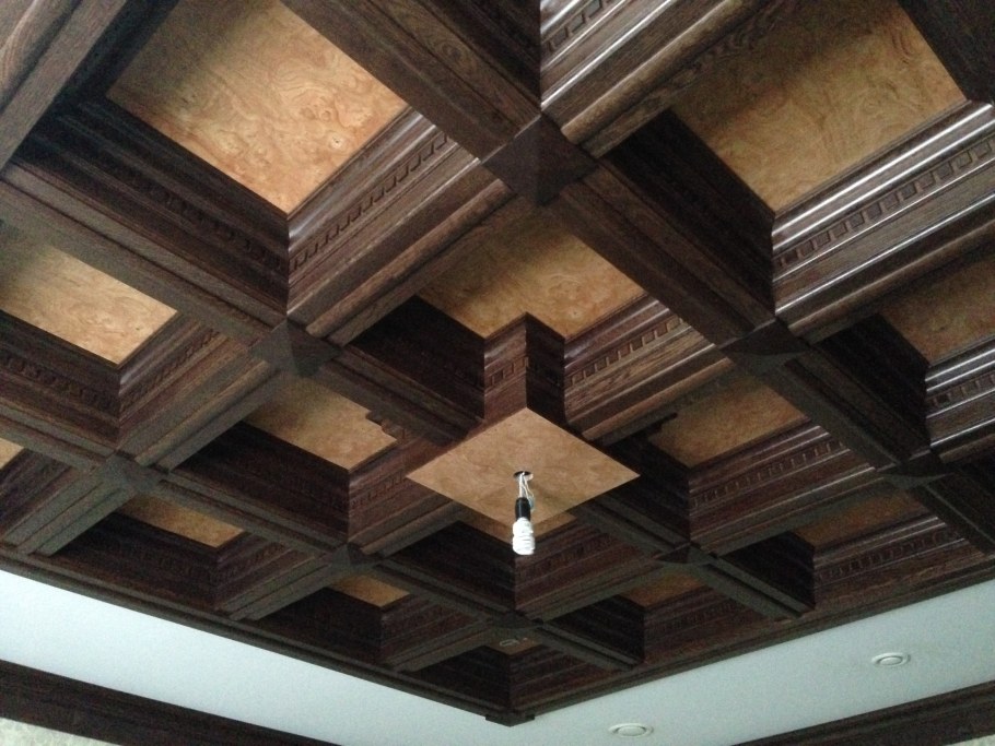 Фигурный потолок из дерева