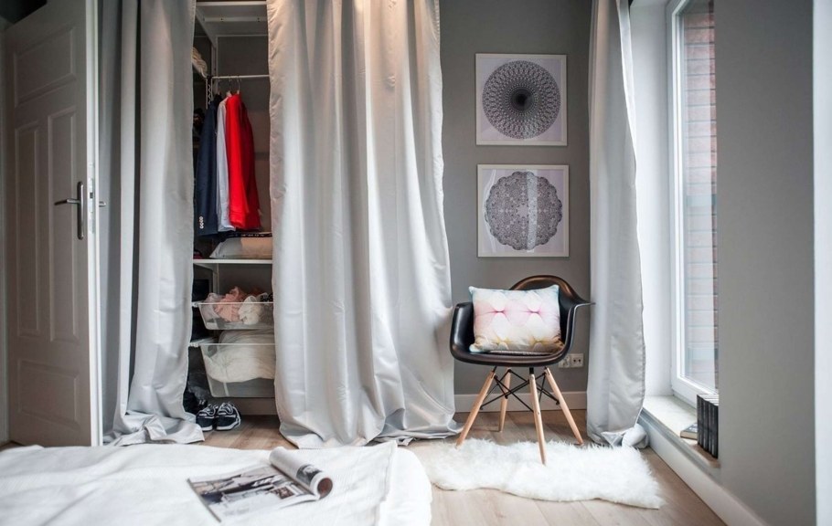 Римская штора за диваном