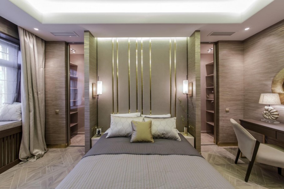 Гардеробная за изголовьем кровати