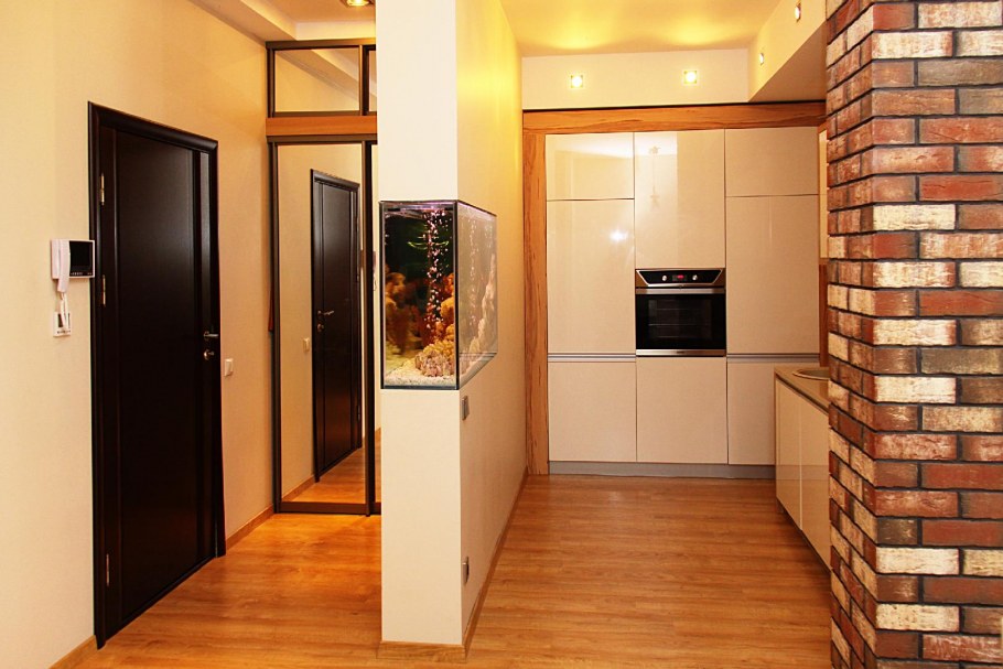 Аквариум в прихожей