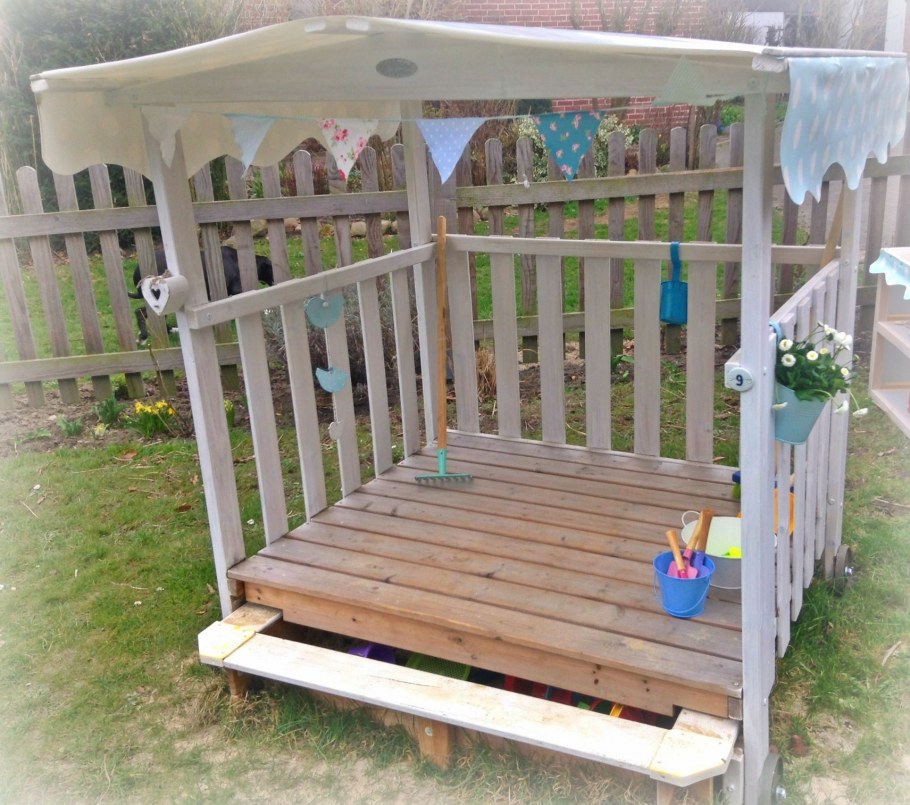 Столик на детскую площадку