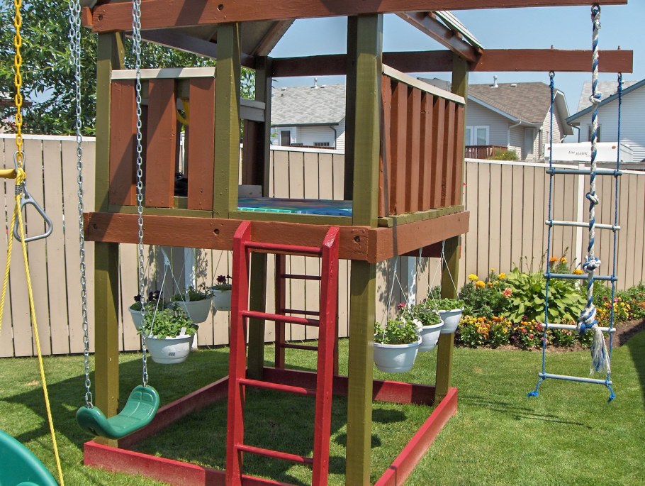 Обустройство детской площадки на даче