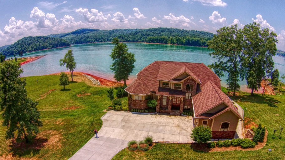 Дом на берегу реки