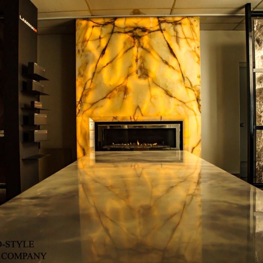 Оникс камень на камине