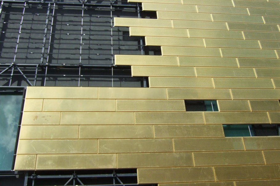 Металлическая плитка для фасада