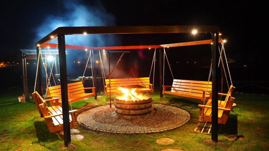 Зона патио с кострищем