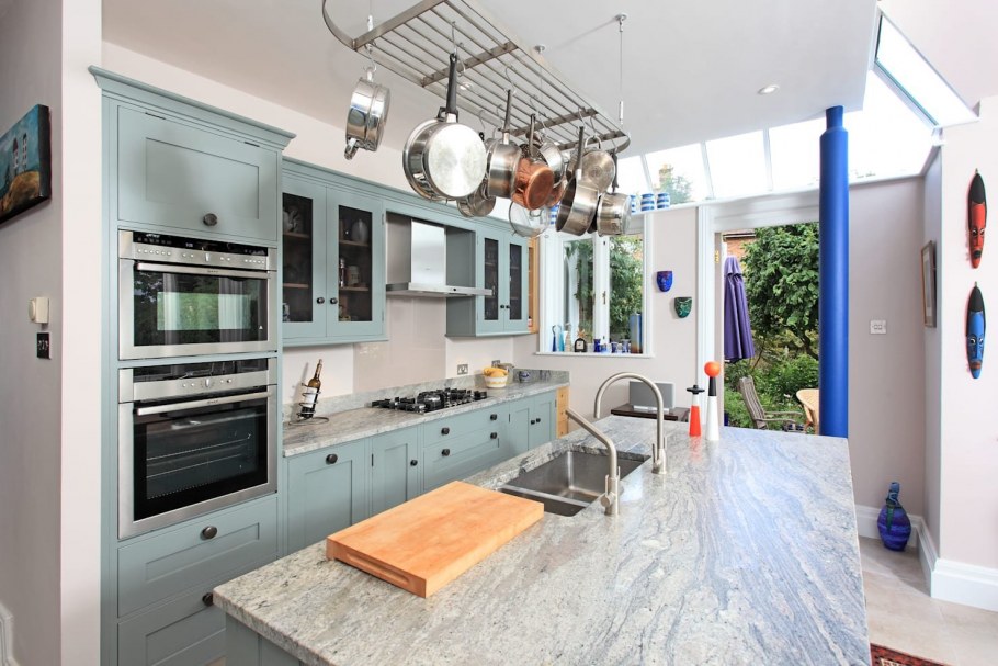 Серая кухня в средиземноморском стиле