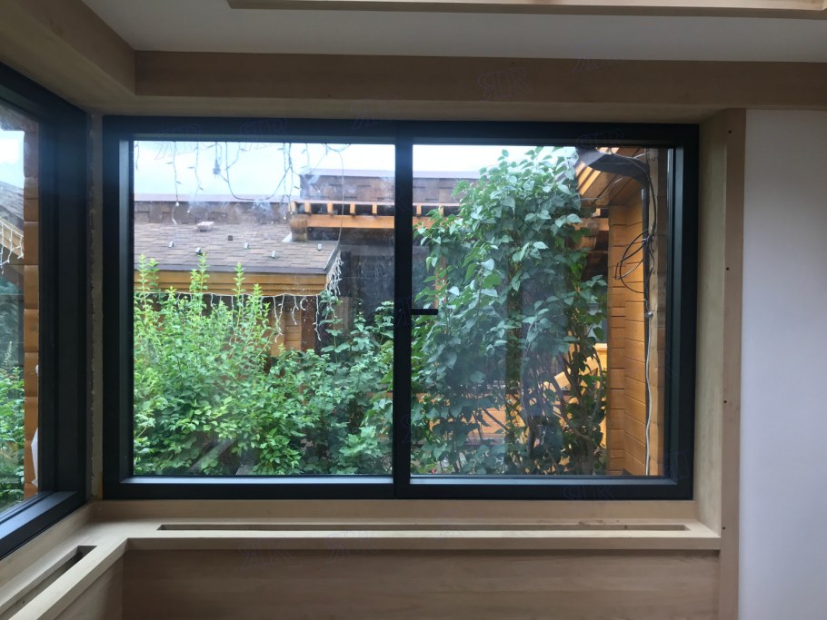 Двухстворчатое окно в интерьере