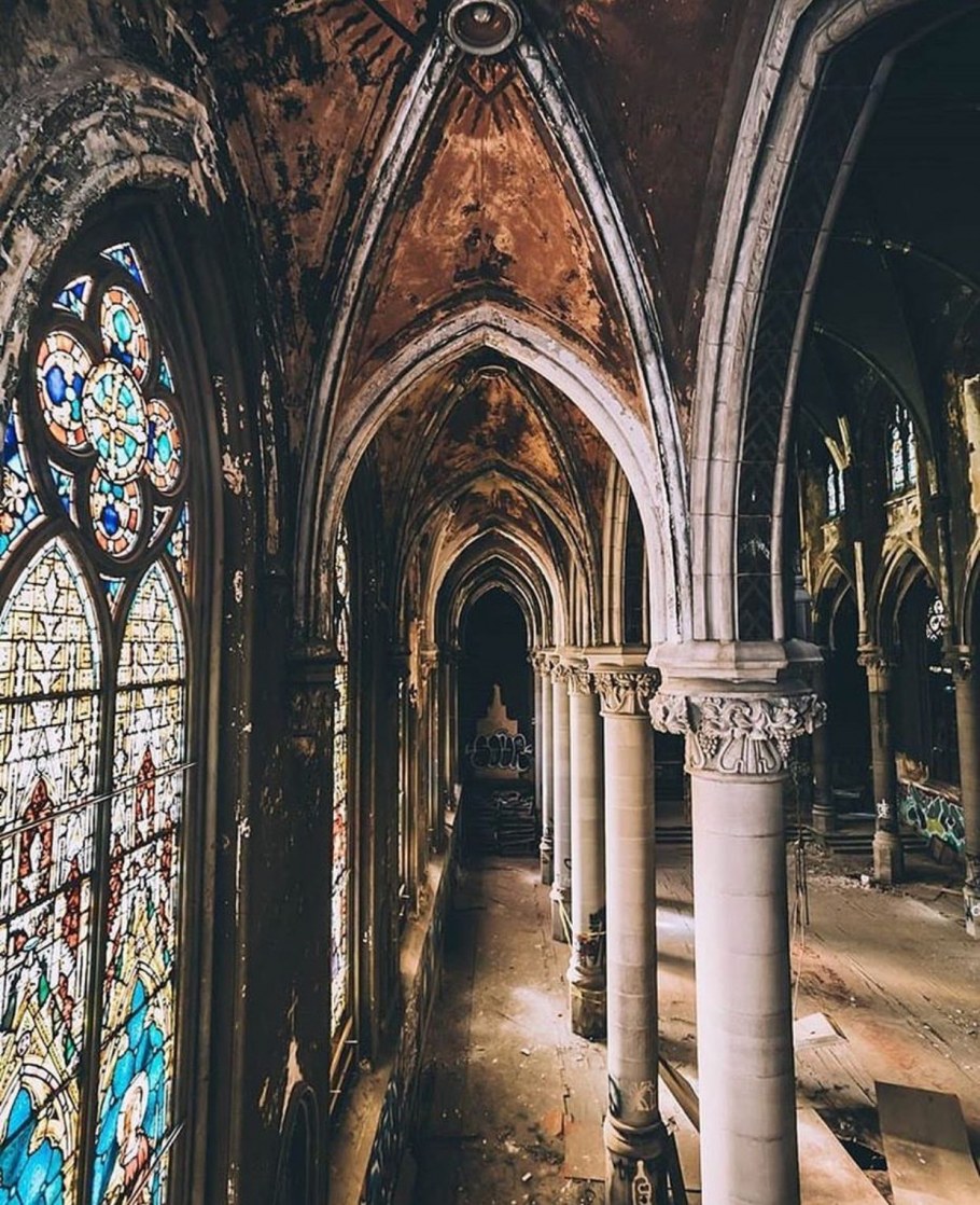 Стрельчатая арка Готика внутри