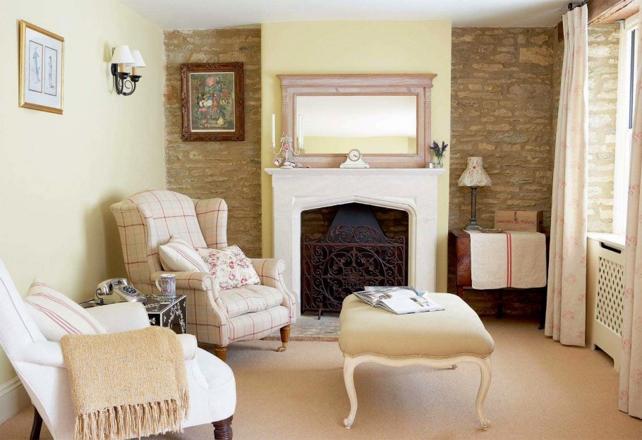 Интерьер в средиземноморском стиле с камином