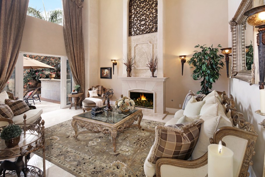 Зал в стиле Прованс с камином