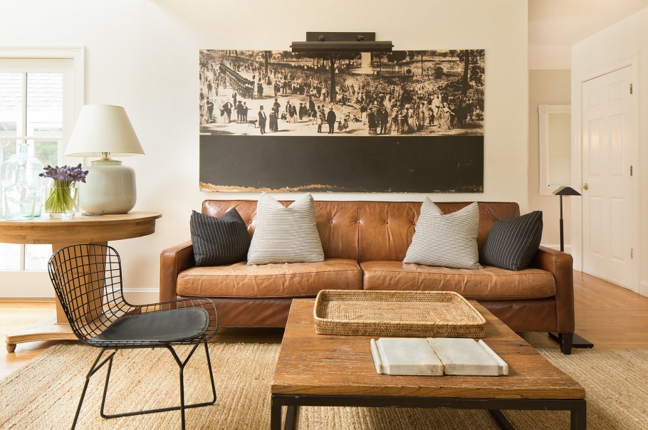 Коричневый диван с подушками