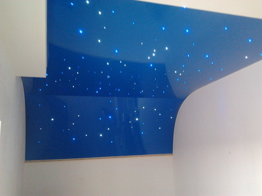 Натяжные потолки с переходом цвета