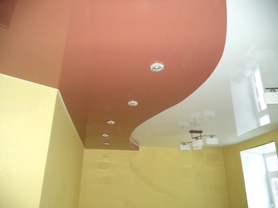 Натяжные потолки с переходом цвета