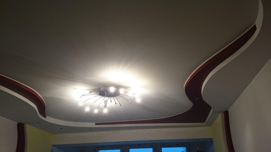 Натяжной потолок зеленый