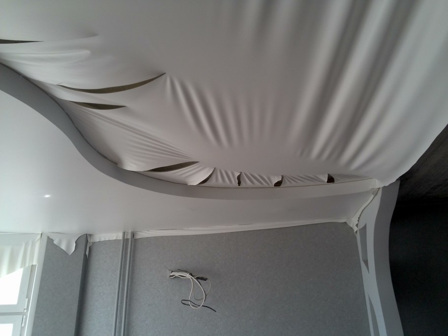 Переход уровня натяжного потолка