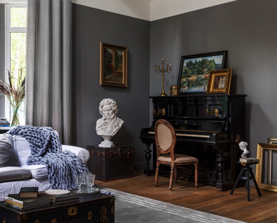 Старинное пианино в интерьере