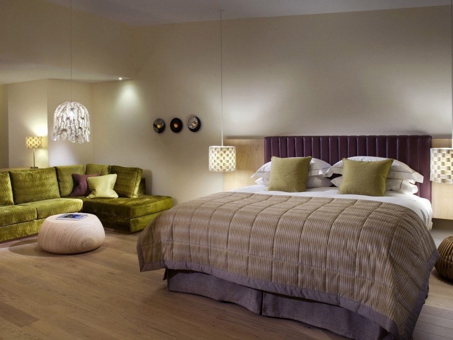 Интерьер спальни с диваном и кроватью