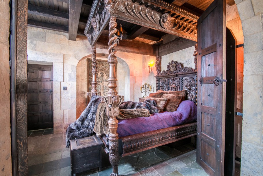 Stone Hall Castle Канада