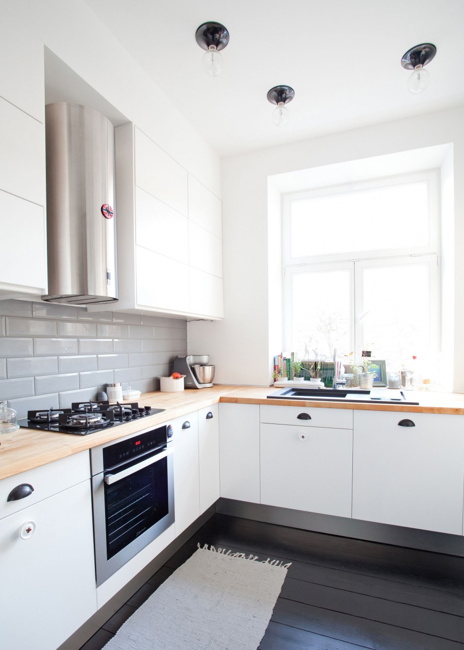 Черно белая кухня с деревянной столешницей