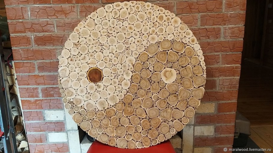 Забор из спиленных деревьев