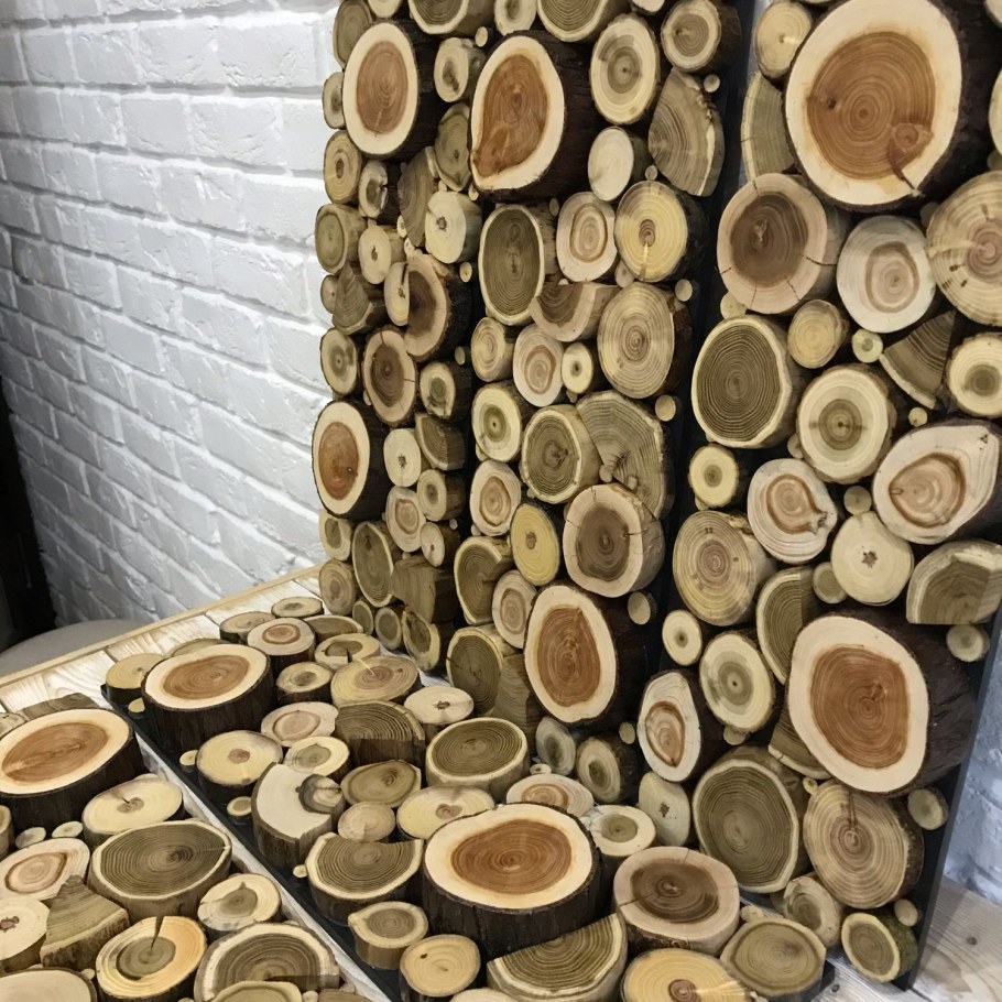 Декор стены спилами дерева