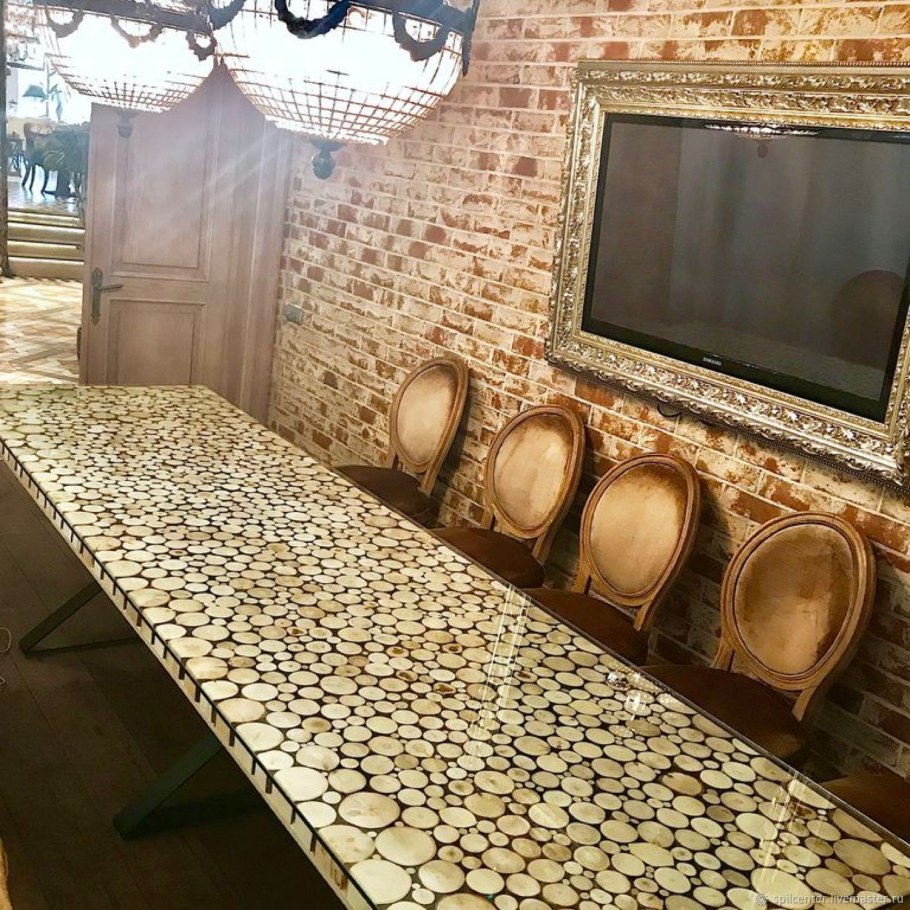 Домик из спилов дерева