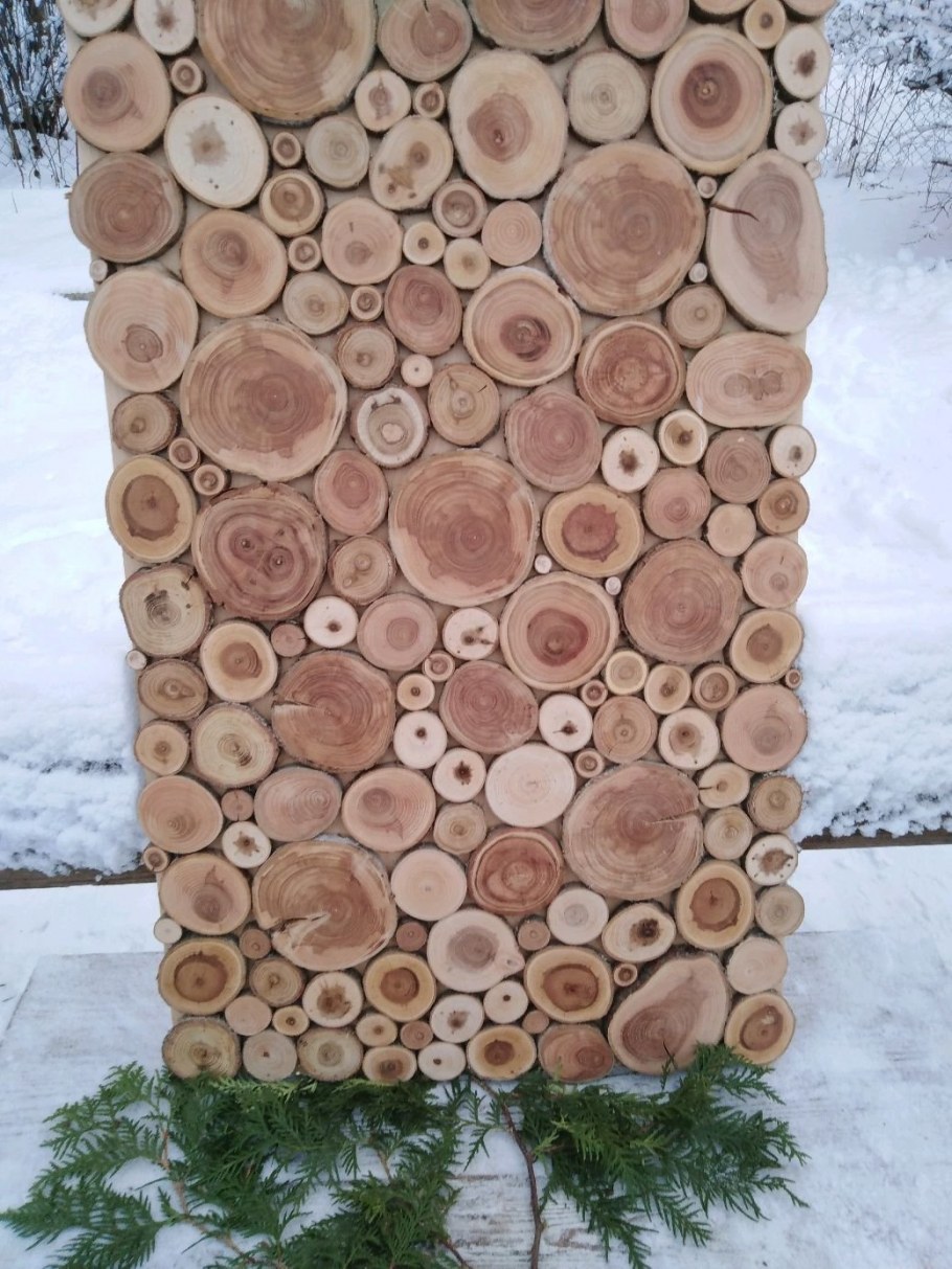 Дровница у забора