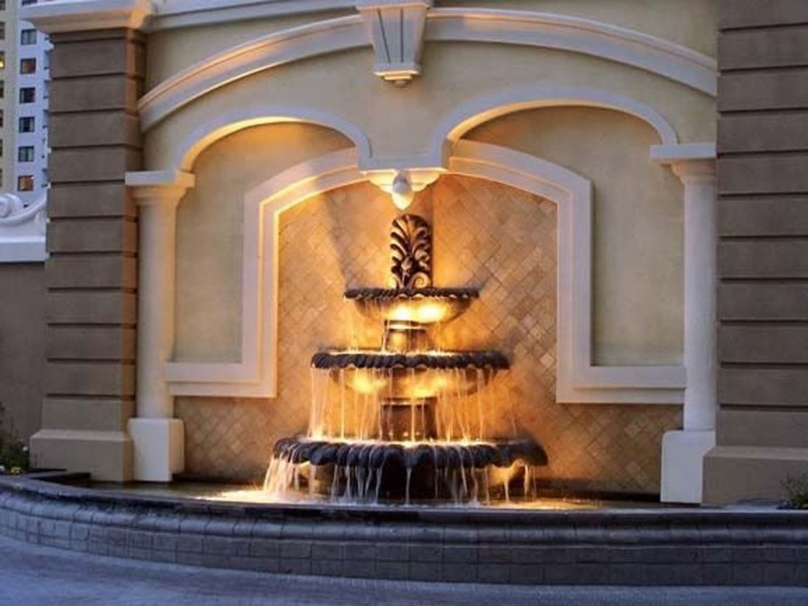 Пристенный фонтан в классическом стиле